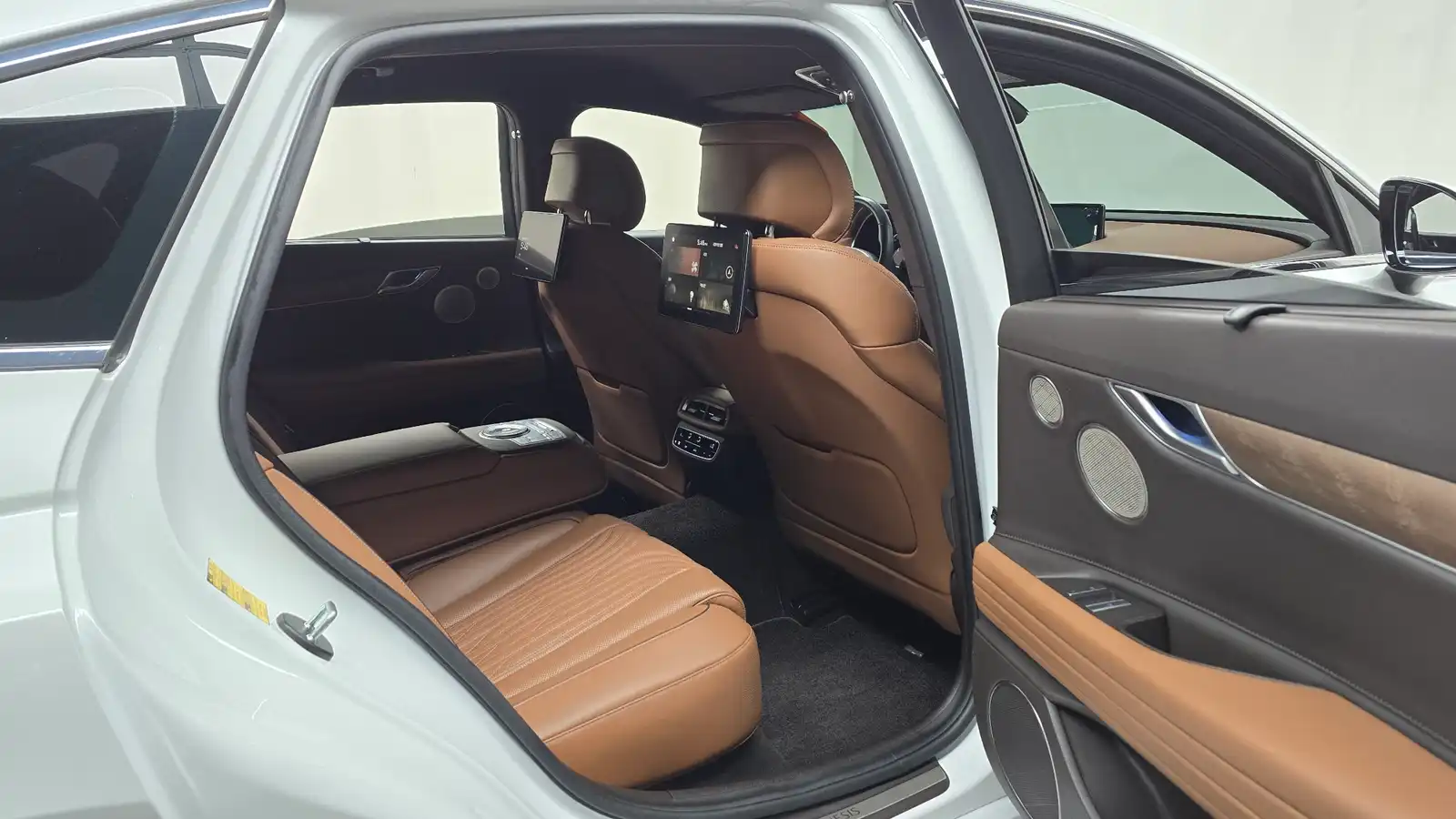 rent Hyundai Genesis